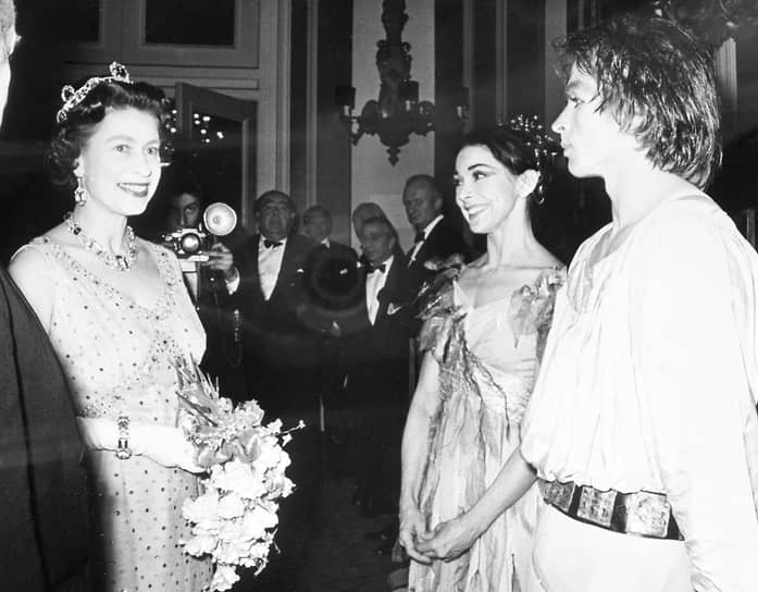 Королева Елизавета II беседует с Марго Фонтейн и Рудольфом Нуреевым после гала-представления «Пеллеас и Мелисанда» в Королевском оперном театре, 1969 год
