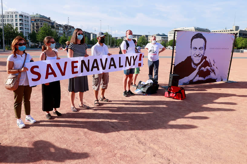 Протестующие против проведения саммита держат баннер с надписью «Спасите Навального!»