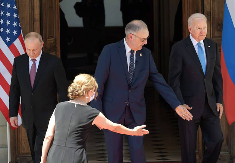 Слева направо: президент России Владимир Путин, президент Швейцарии Ги Пармелен и президент США Джо Байден во время церемонии совместного фотографирования перед началом саммита