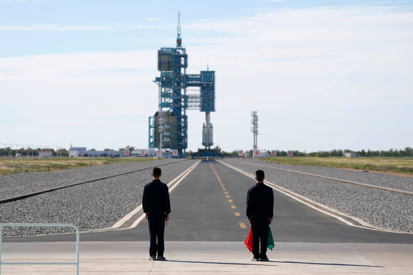 Цзюцюань, Китай. Запуск в космос пилотируемого корабля «Шэньчжоу-12» с тремя космонавтами на борту