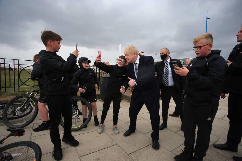 Премьер-министр Великобритании Борис Джонсон (в центре) на встрече с представителями общественности, 2021 год  