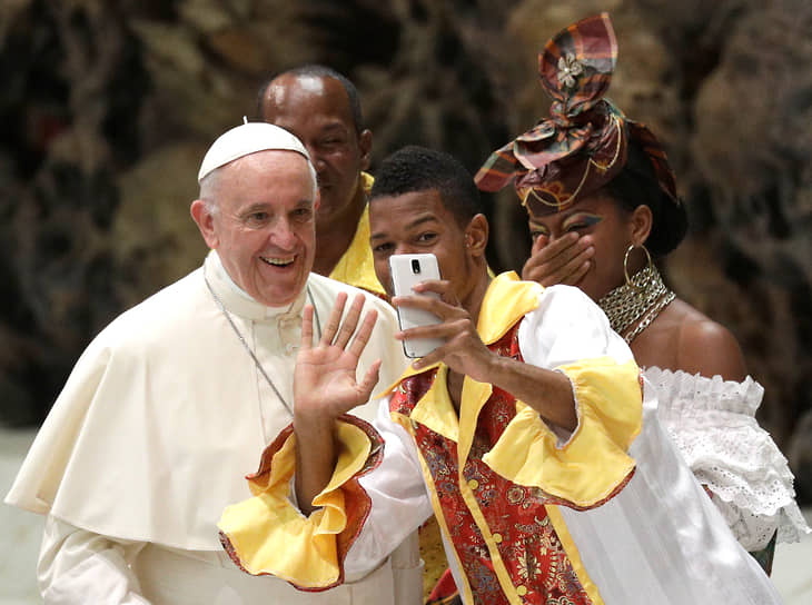 Папа римский Франциск перед началом еженедельных общих аудиенций в Ватикане, 2017 год 