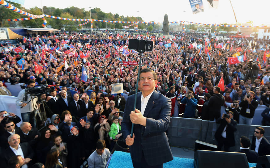 Премьер-министр Турции Ахмет Давутоглу на митинге Партии справедливости и развития, 2015 год