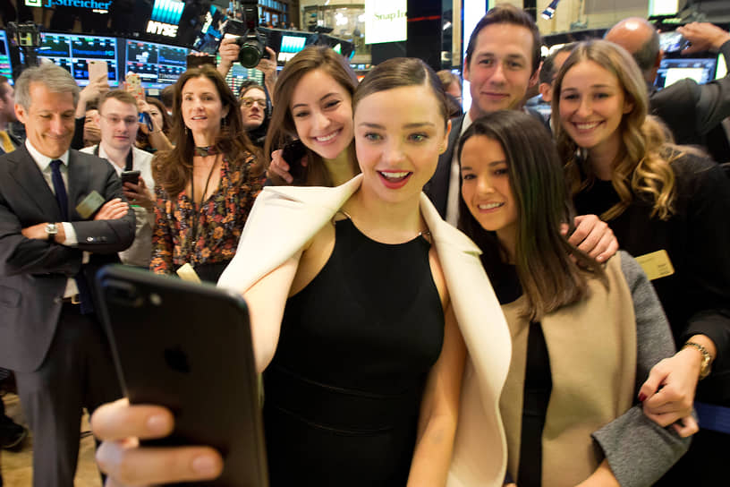 Австралийская супермодель Миранда Керр (в центре) на церемонии открытия Нью-Йоркской фондовой биржи, 2017 год