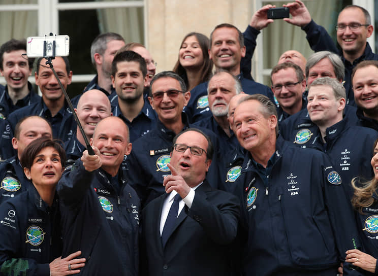 Президент Франции Франсуа Олланд (в центре) после церемонии награждения орденом Почетного легиона швейцарского исследователя Бертрана Пиккара (слева), 2017 год 