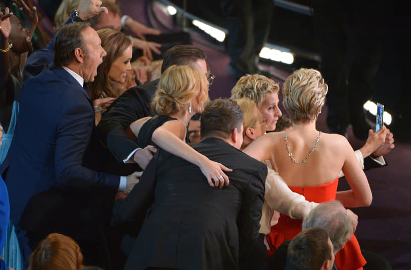 Слева направо: актеры Кевин Спейси, Анджелина Джоли, Джулия Робертс, Брэд Питт, Эллен Дедженерес и Дженнифер Лоуренс на церемонии вручения «Оскара», 2014 год 