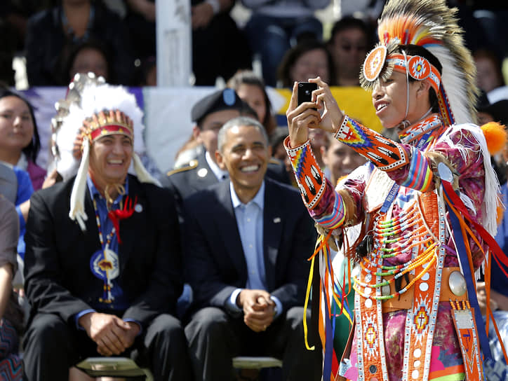 Президент США Барак Обама (в центре) и председатель племени резервации индейцев Стэндинг Рок Дэвид Аршамбо (слева), 2014 год  