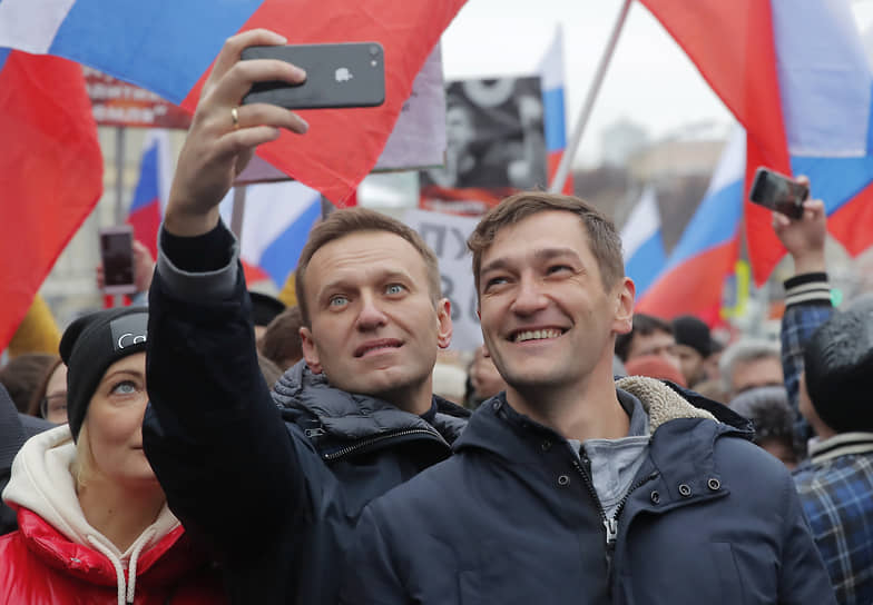 Оппозиционер Алексей Навальный с братом Олегом во время митинга памяти политика Бориса Немцова, 2019 год  