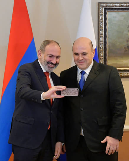 Премьер-министр России Михаил Мишустин (справа) и его армянский коллега Никол Пашинян во время встречи в Алматы, 2020 год 