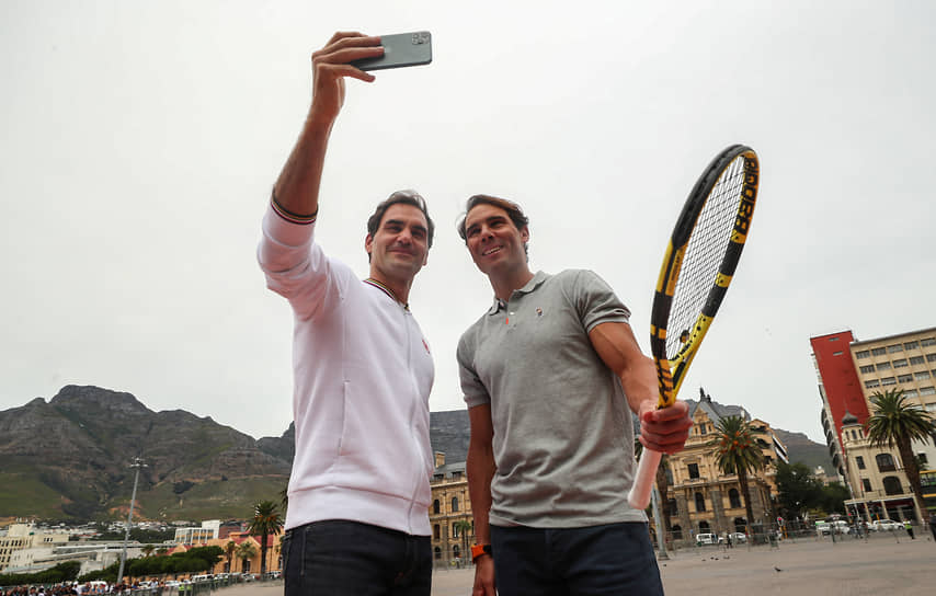 Теннисисты Роджер Федерер (слева) и Рафаэль Надаль перед выставочным теннисным матчем в Кейптауне, 2020 год 