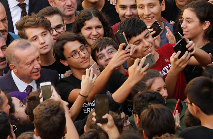Президент Турции Реджеп Тайип Эрдоган во время визита в  школу Стамбула, 2018 год