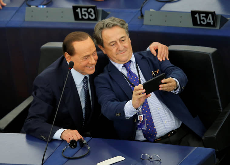 Депутат Европейского парламента Сильвио Берлускони (слева) во время пленарного заседания, 2019 год 