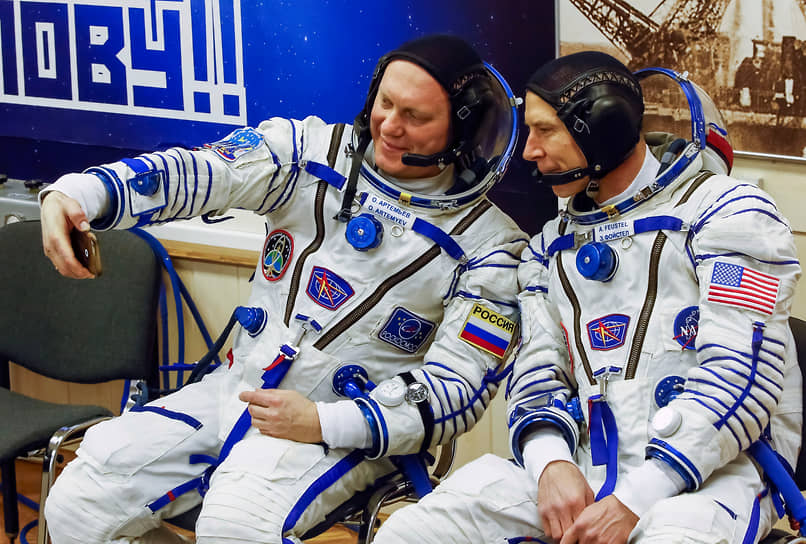 Члены экипажа МКС Олег Артемьев (Россия) и Эндрю Джей Фьюстел (США) перед полетом на космодроме Байконур, 2018 год 