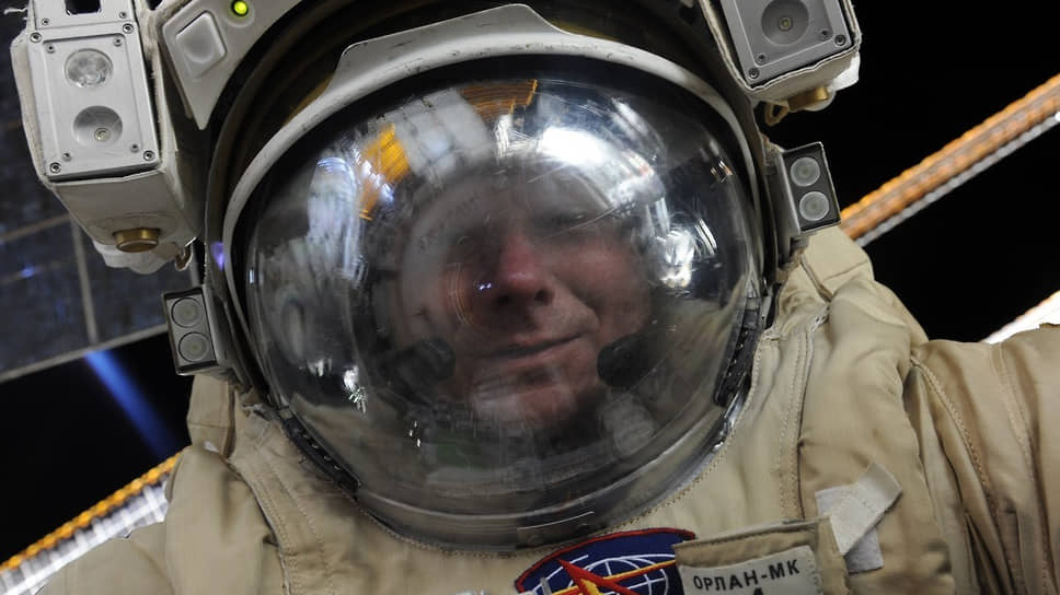 Российский космонавт Геннадий Падалка делает первое селфи в открытом космосе, 2016 год