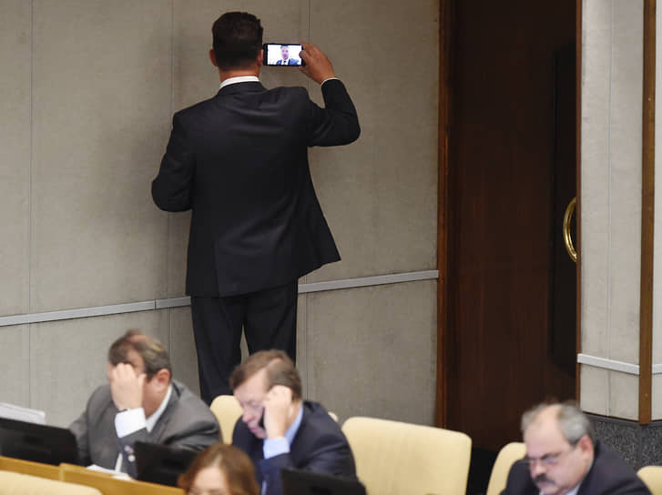 Космонавт, депутат Госдумы Роман Романенко перед началом пленарного заседания, 2018 год 