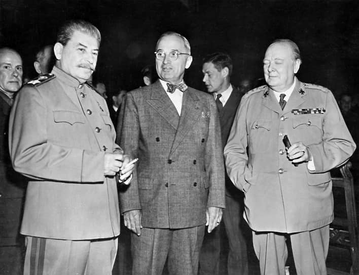 «Вторично советская точка зрения по данному вопросу была изложена письменно на Берлинской конференции руководителей трех держав (на фото) 22 июля 1945 г.»