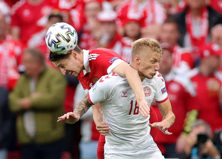 Нападающий сборной России Алексей Миранчук (слева) в борьбе за мяч с датским полузащитником Даниэлем Вассом