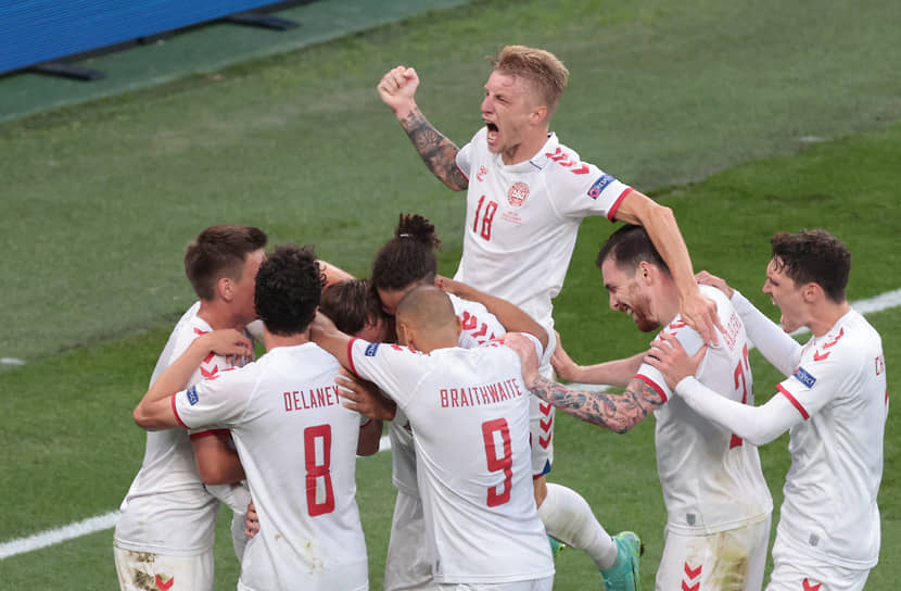 Миккель Дамсгор празднует гол в ворота сборной России