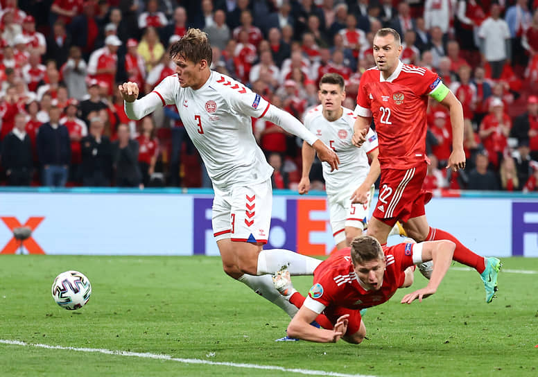Падение нападающего сборной России Александра Соболева, в результате которого был назначен пенальти в ворота сборной Дании  