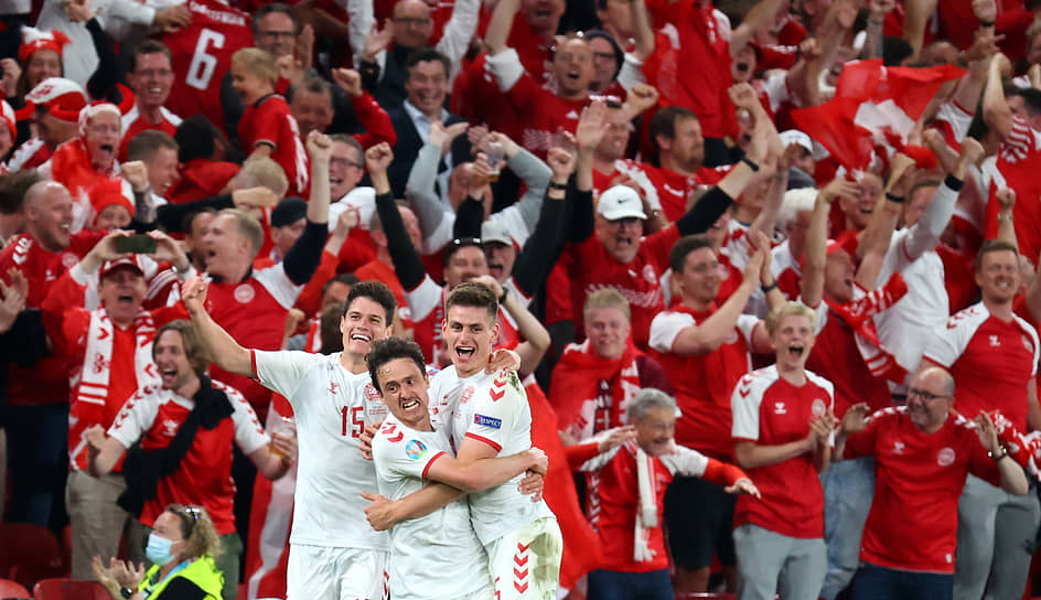 Футболисты сборной Дании отмечают четвертый забитый гол в ворота российской команды