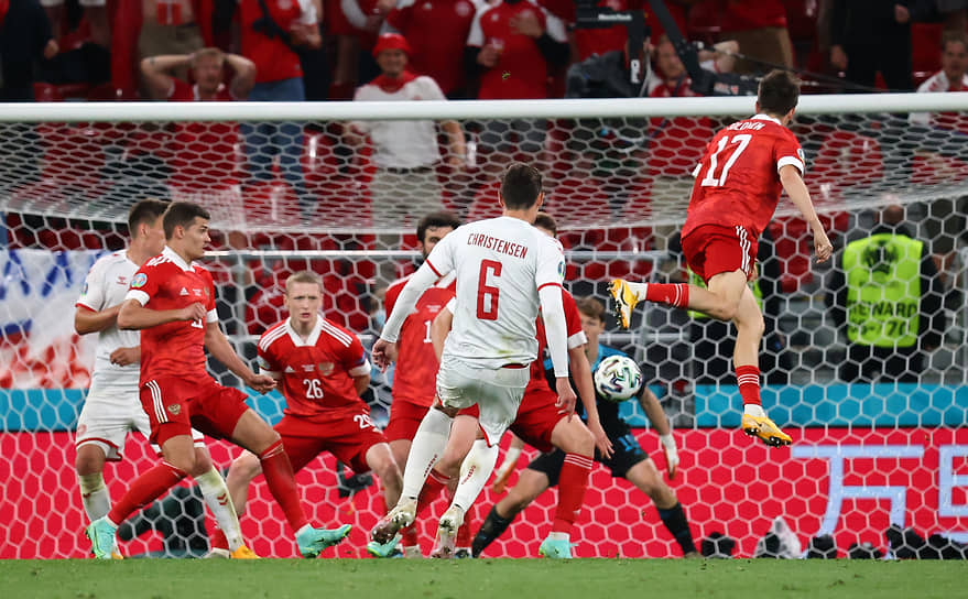 Датский защитник Андреас Кристенсен на 79-й минуте матча забил третий гол датчан