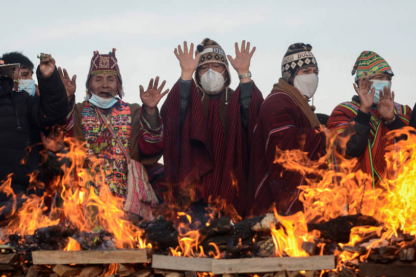 Тиуанако, Боливия. Президент страны Луис Арсе (в центре) на праздничной церемонии индейцев аймара 