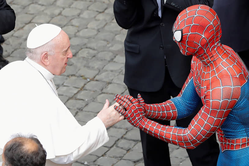 Ватикан. Папа римский Франциск приветствует мужчину в костюме Человека-паука 