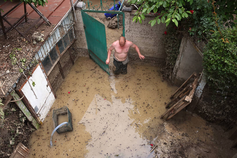 Ялта, Крым. Ликвидация последствий наводнения во время Всекрымского субботника