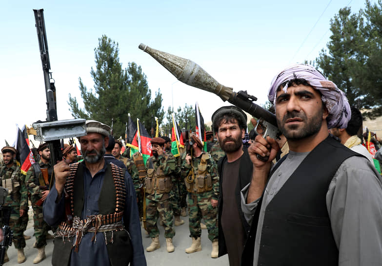 Вооруженные мужчины на встрече в поддержку афганских военных в Кабуле