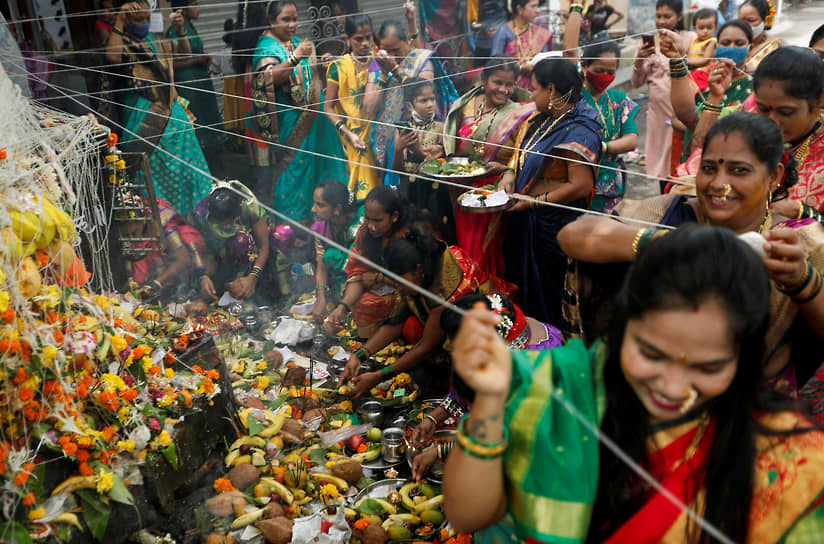 Мумбаи, Индия. Женщины на индуистском фестивале 