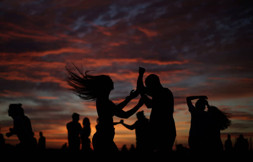 Копенгаген, Дания. Люди танцуют на фоне заката