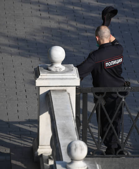 Сотрудник полиции во время дежурства в Москве