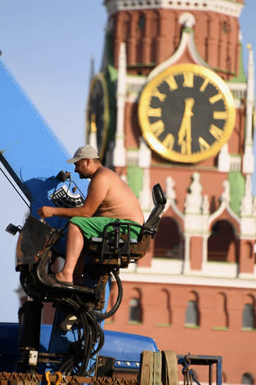 Оператор крана во время работы на Красной площади в Москве