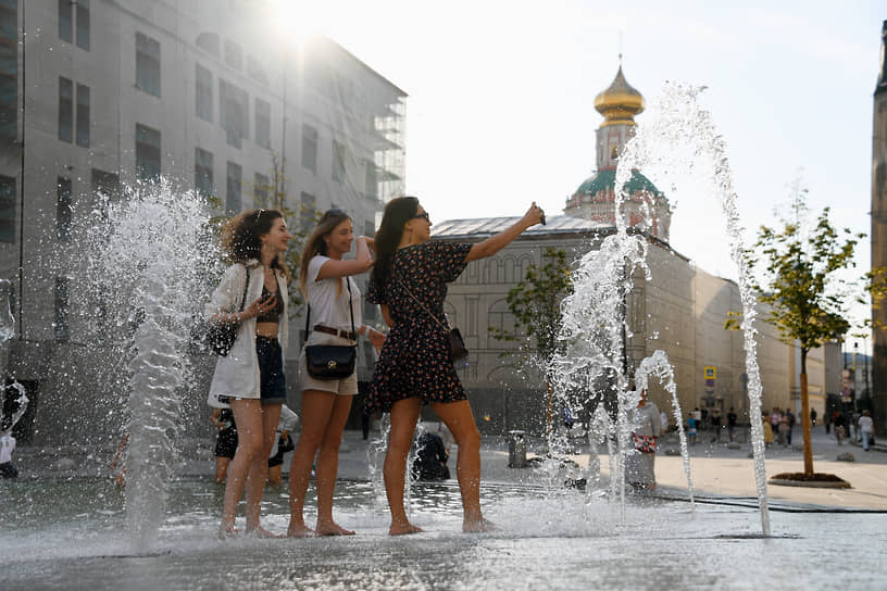 Девушки у фонтана на Биржевой площади в Москве
