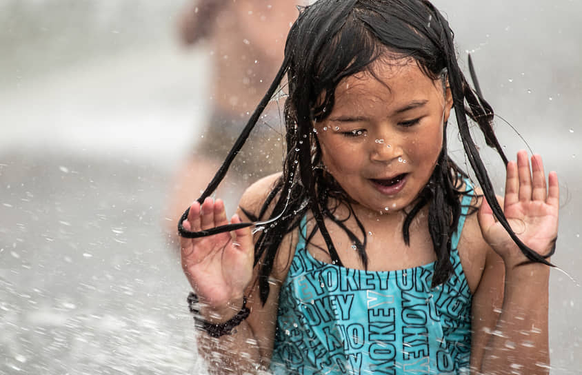 Девочка купается в фонтане парка имени 300-летия Санкт-Петербурга