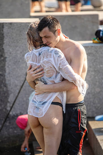 Девушка обнимается с парнем в парке имени 300-летия Санкт-Петербурга