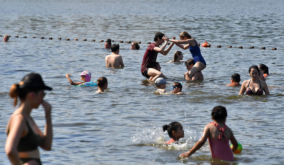 Отдыхающие купаются в Москве-реке в Серебряном бору