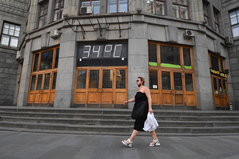 Женщина возле здания Центрального телеграфа в Москве
