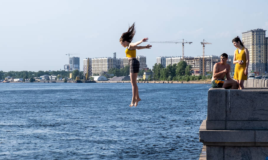 Девушка прыгает в реку Нева в Санкт-Петербурге 