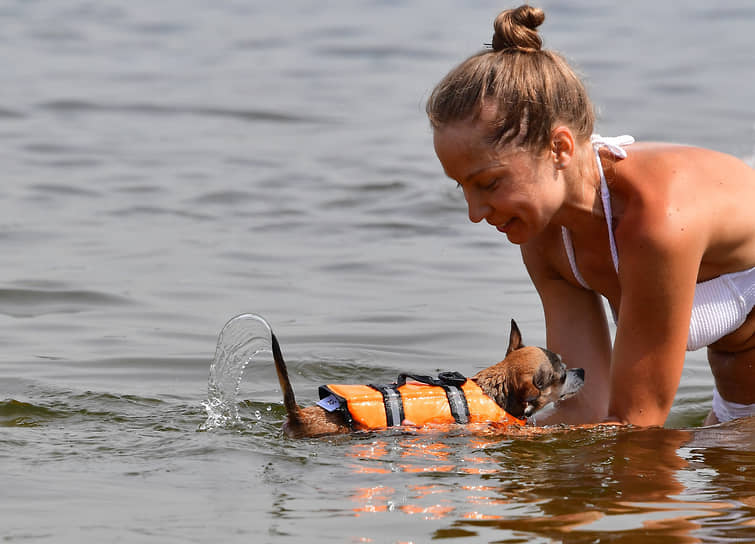 Девушка с собакой на пляже в московском районе Строгино