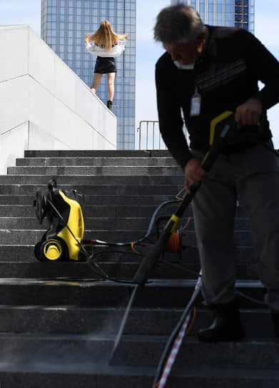 Москва. Рабочий чистит ступени лестницы подземного пешеходного перехода