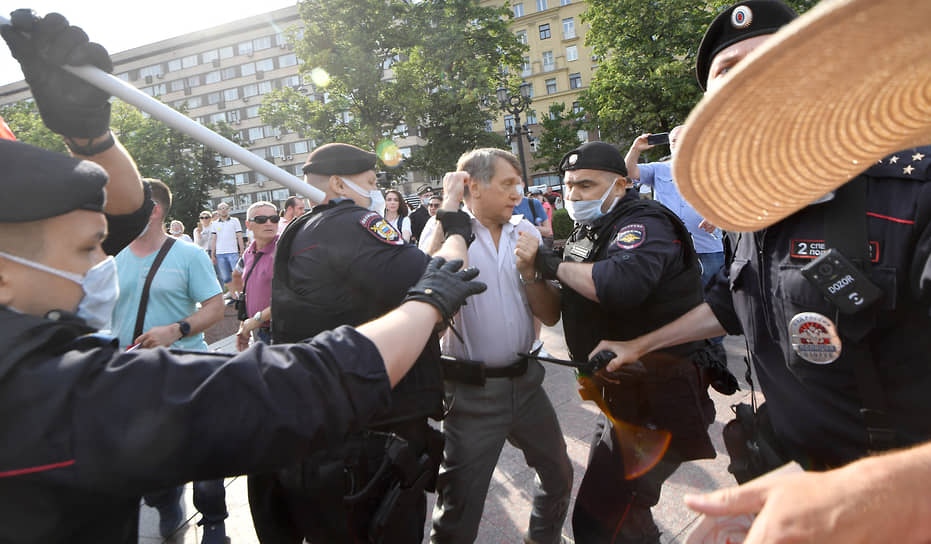 Начальник штаба Оющероссийского офицерского собрания майор Игорь Окунев (в центре) во время задержания на митинге КПРФ