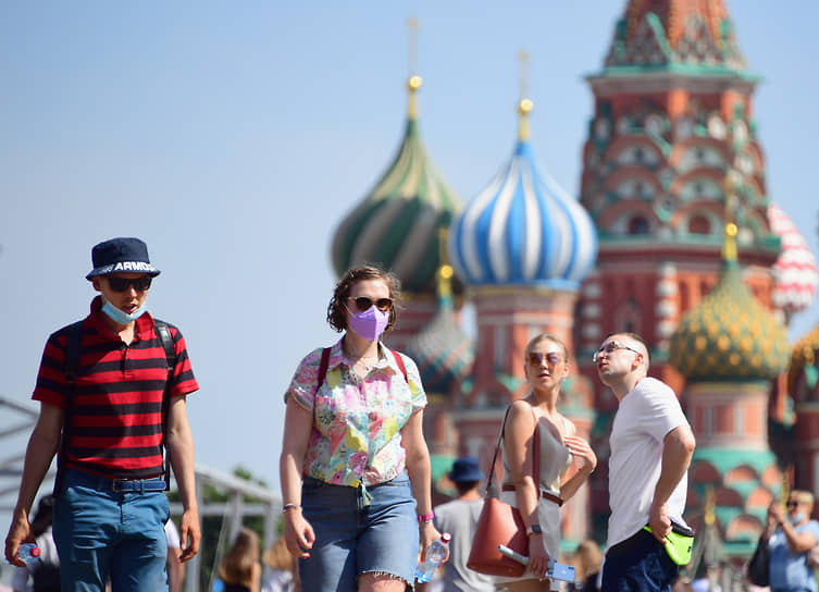 Туристы и прохожие на Красной площади, 21 июня
