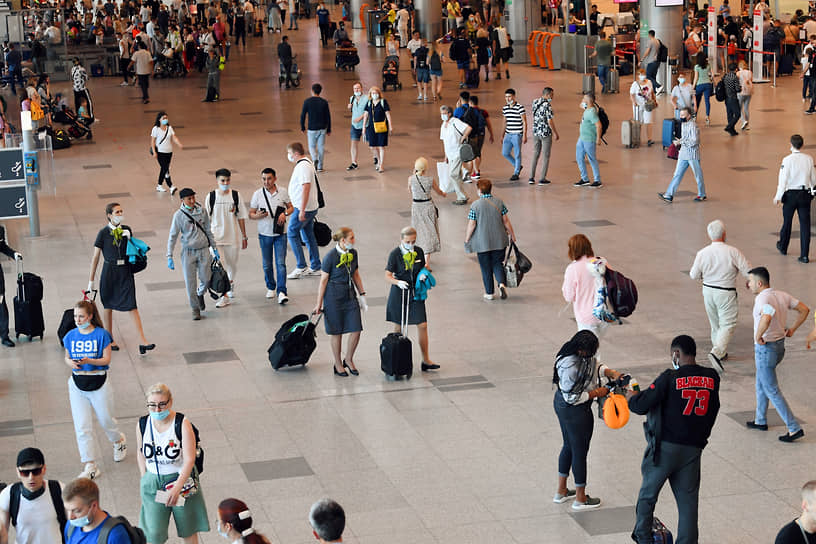 Пассажиры в аэропорту Домодедово в день открытия авиасообщения с Турцией, 22 июня