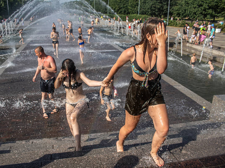 Жители купаются в фонтане Парка 300-летия Санкт-Петербурга, 22 июня