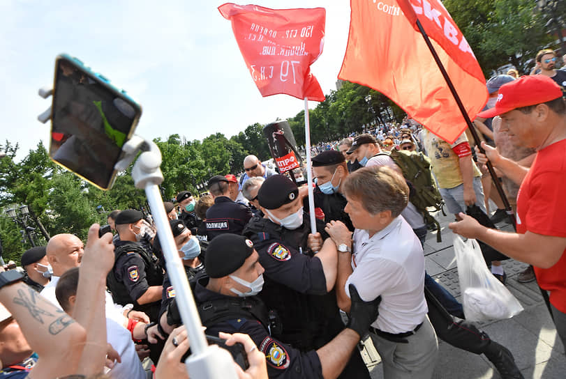 Столичное отделение КПРФ 26 июня организовало акцию против обязательной вакцинации от коронавируса. Несколько человек были задержаны