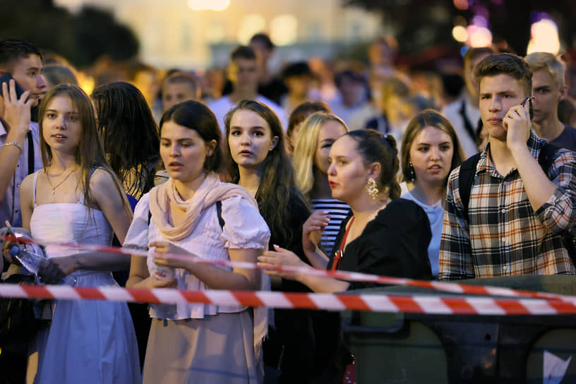 26 июля в Санкт-Петербурге состоялся праздник выпускников средних школ «Алые паруса» 
