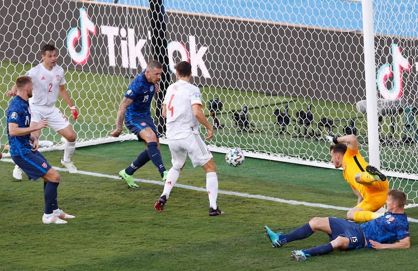&lt;b>Юрай Куцка (Словакия, на фото третий слева)&lt;/b>&lt;br>
Во время матча группового этапа между сборными Испании и Словакии после отскока забил автогол. Испания выиграла 5:0