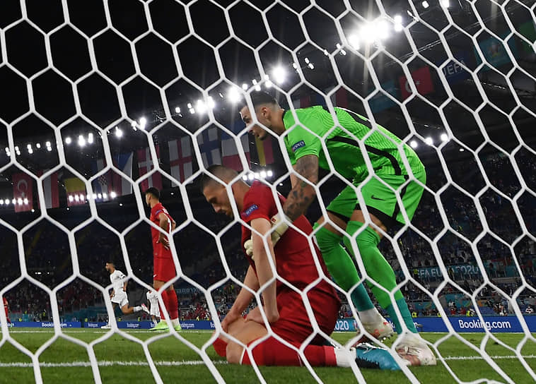 &lt;b>Мерих Демираль (Турция, на фото по центру)&lt;/b>&lt;br>
Во время матча группового этапа между Италией и Турцией срезал мяч в собственные ворота. Сборная Италии выиграла со счетом 3:0
