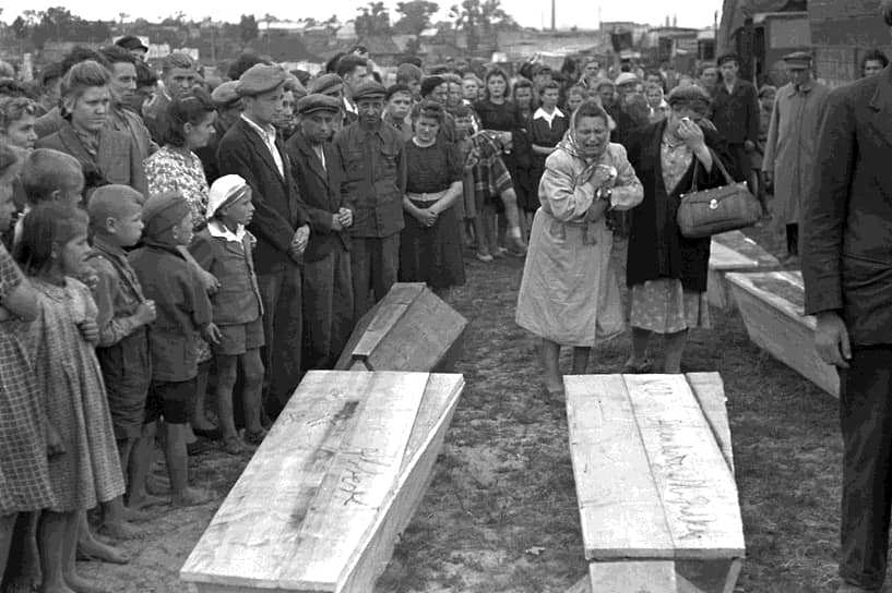 Похороны жертв погрома в Кельце в июле 1946 года